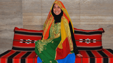 Жінка, одягнена в бахрейнский весільний костюм