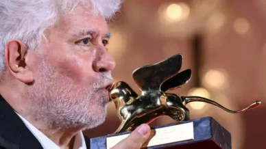 Pedro Almodóvar con il Leone d’Oro