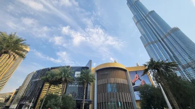 الواجهة الخارجية المميزة لدبي مول مع برج خليفة الشاهق