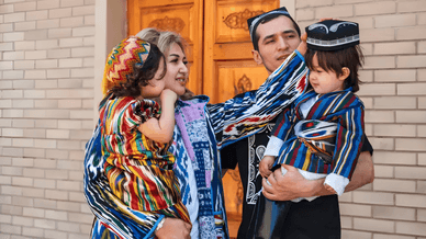 Сім'я в традиційному одязі для Узбекистану