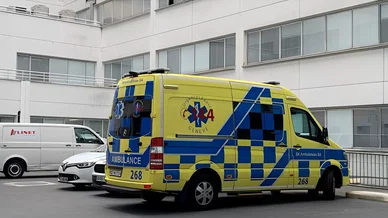 Ambulance à Genève devant un hôpital, liée à Michael Schumacher soigné à Paris pour un traitement secret.