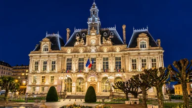 Façade de l'Hôtel de ville de Limoges de nuit. Hôtel de ville de Limoges illuminé la nuit.