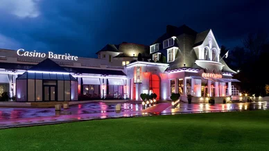Entrée du Casino Barrière Le Touquet en soirée. Façade illuminée du Casino Barrière Le Touquet de nuit.