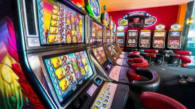 Salle de jeux animée du Casino Barrière Ribeauvillé avec des machines à sous colorées.