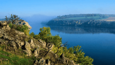 Краєвид на річку Дніпро та скелясті береги острова Хортиця у Запоріжжі