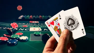Jouer blackjack cartes main stratégie. Main blackjack cartes As Roi jeu.