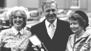 Девід Аттенборо, його дружина Джейн Елізабет Ебсуорт Оріел та їхня донька Сьюзен Аттенборо у 1985 році біля Букінгемського палацу