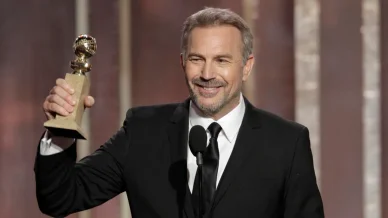 Kevin Costner recibe el premio Globo de Oro Kevin Costner recibe el premio Globo de Oro