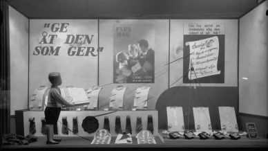 Fars dags-skyltning i affärsfönster, Uppsala 1939