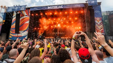 Une marée humaine en communion devant la scène principale du festival Musilac 2024.