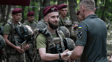 Михайло Драпатий нагороджує воїнів-десантників