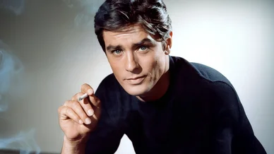 Portrait couleur d’Alain Delon avec cigarette.