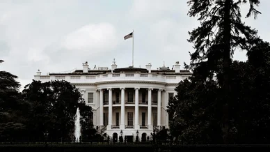 Vue de la Maison-Blanche en lien avec le développement responsable des actifs numériques. Façade de la Maison-Blanche entourée de végétation, illustrant le développement responsable des actifs numériques.