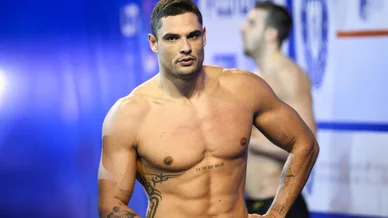 Florent Manaudou affiche sa préparation physique exceptionnelle. Florent Manaudou torse nu après une course de natation.