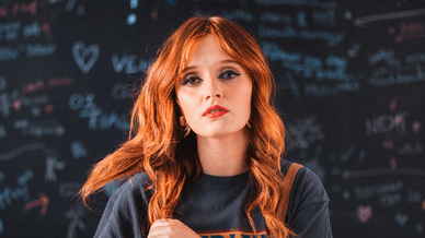 Carolina Deslandes posa com cabelo ruivo