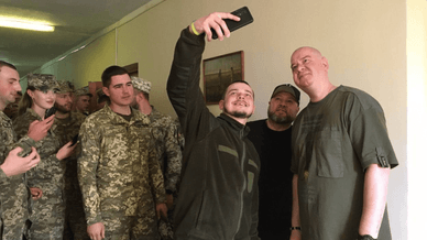 Один із захисників робить спільне селфі з Євгеном Кошовим