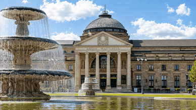 Spielbank Wiesbaden im Kurhaus bei Tageslicht