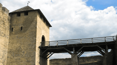 Південна або Надбрамна вежа Хотинської фортеці та дерев'яний міст, що веде до неї