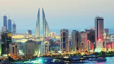 أفق مدينة المنامة ومعالم البحرين البارزة منظر بانورامي لأفق العاصمة المنامة في البحرين وقت الغسق، يبرز فيه مبنى مركز البحرين التجاري العالمي بتصميمه الفريد والأضواء المتلألئة للمدينة.