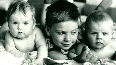 Дмитро Комаров з братом і сестрою в дитинстві