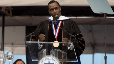Шон Diddy Комбс виступає з промовою перед випускниками Howard University