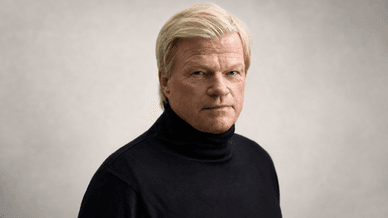 Oliver Kahn mit blondem Haar und schwarzem Rollkragenpullover in einem Studioporträt