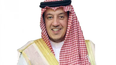 صورة شخصية لمسؤول أو رجل أعمال يرتدي الزي العربي التقليدي (الغترة، العقال، والبشت) مبتسماً بخلفية بيضاء.