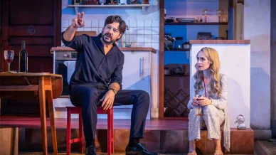 Álvaro Morte actúa en el teatro