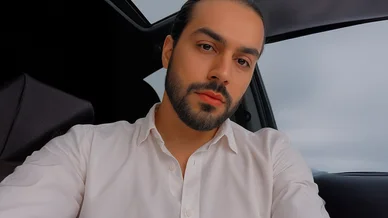 المغني الإيراني حاميم صورة شخصية للمغني حاميم، واسمه الحقيقي حميد رضا حامي صالحي، وهي جزء من السيرة الذاتية لحاميم.