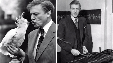 Молодий сер Девід Аттенборо, з какаду і грайливо імітує його рухи та грає на ксилофоні