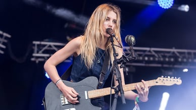 wolf alice lead singer