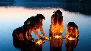 Дівчата пустити свої вінки з запаленими свічками за течією