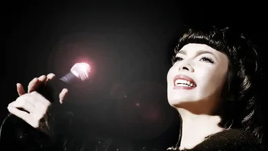 Mireille Mathieu dans une performance live captivante.