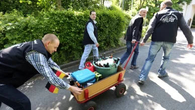 Vandringsturer med handvagnar på fars dag