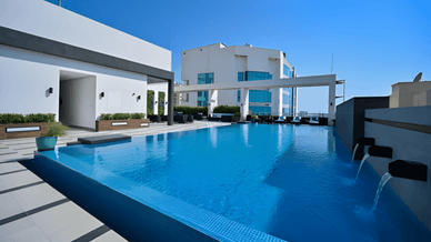 Басейн на даху апарт-готелю Springfield Suites, розташованого в районі Сіф в Манамі