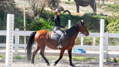 María Pedraza practica la equitación