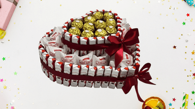 Подарунковий набір у формі серця, часто званий «тортом із цукерок»