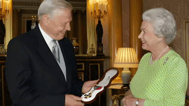 Королева Великої Британії Єлизавета II вручає серу Девіду Аттенборо престижний Орден Заслуг