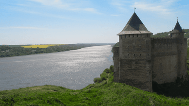 Хотинська фортеця та річка Дністер у місті Хотин Чернівецької області