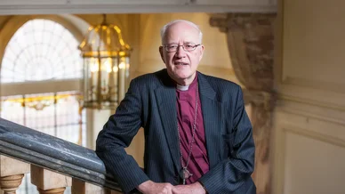Qui est George Carey ? Portrait officiel de George Carey.