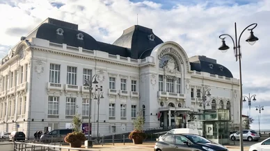 Casino Barrière de Trouville vue extérieure. Casino Barrière de Trouville façade historique.