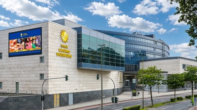Spielbank Duisburg Außenansicht mit Merkur-Sonne an der Fassade