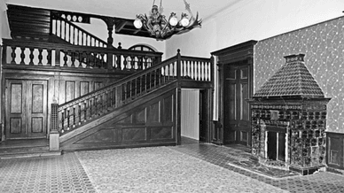 Камінна зала з люстрою