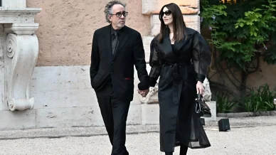 Monica Bellucci e Tim Burton durante una passeggiata Monica Bellucci e Tim Burton