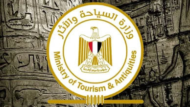 علامة وزارة السياحة والآثار في مصر علامة وزارة السياحة والآثار المصرية التي تتوسطها صورة نسر صلاح الدين بألوان علم مصر، معروضة على خلفية لجدران حجرية أثرية مزينة بالكتابة الهيروغليفية.