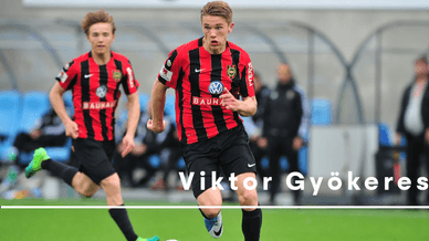 Viktor Gyökeres i en röd-svart tröja driver bollen under en match
