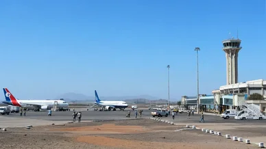 البنية التحتية للطيران في اليمن: طائرات ركاب في المطار الدولي مطار اليمن (Yemen Airport): طائرات ركاب تجارية وبرج مراقبة في مطار يمني