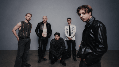 Die fünf Musiker von Giant Rooks stehen zusammen für ein aktuelles Bandporträt