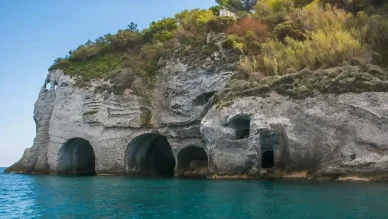 Bacino per pesci nella roccia Grotta di Pilato Grotta di Pilato