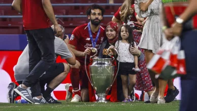 محمد صلاح مع زوجته وابنته في الملعب